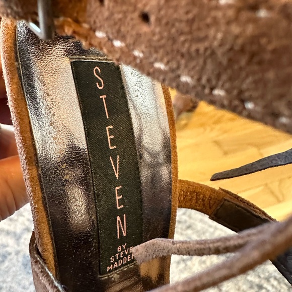 Boho chic Steve Madden heeled sandals with brown suede and fringe!! - Picture 6 of 8